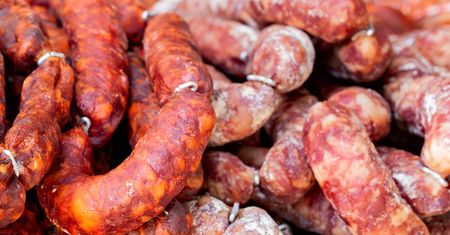 Biały nalot nie zawsze jest szkodliwy. Polacy wyrzucają kilogramy dobrej kiełbasy