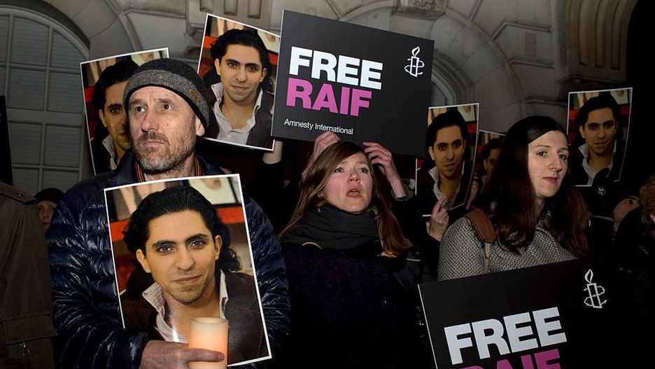 Po 10 latach wyszedł z saudyjskiego więzienia. Bloger Raif Badawi wciąż nie może wrócić do rodziny. Zdjęcie z demonstracji w Wielkiej Brytanii w 2015 roku