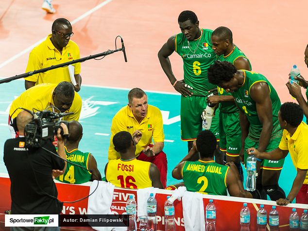 Niemiecki szkoleniowiec w trakcie udzielania swoim podopiecznych niezbędnych porad