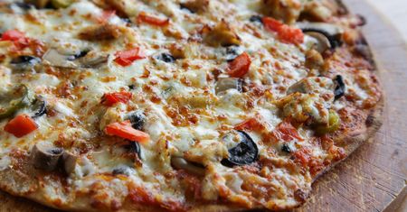 Nie wyrzucaj suchego chleba. Zrobisz z niego pizzę w 10 minut