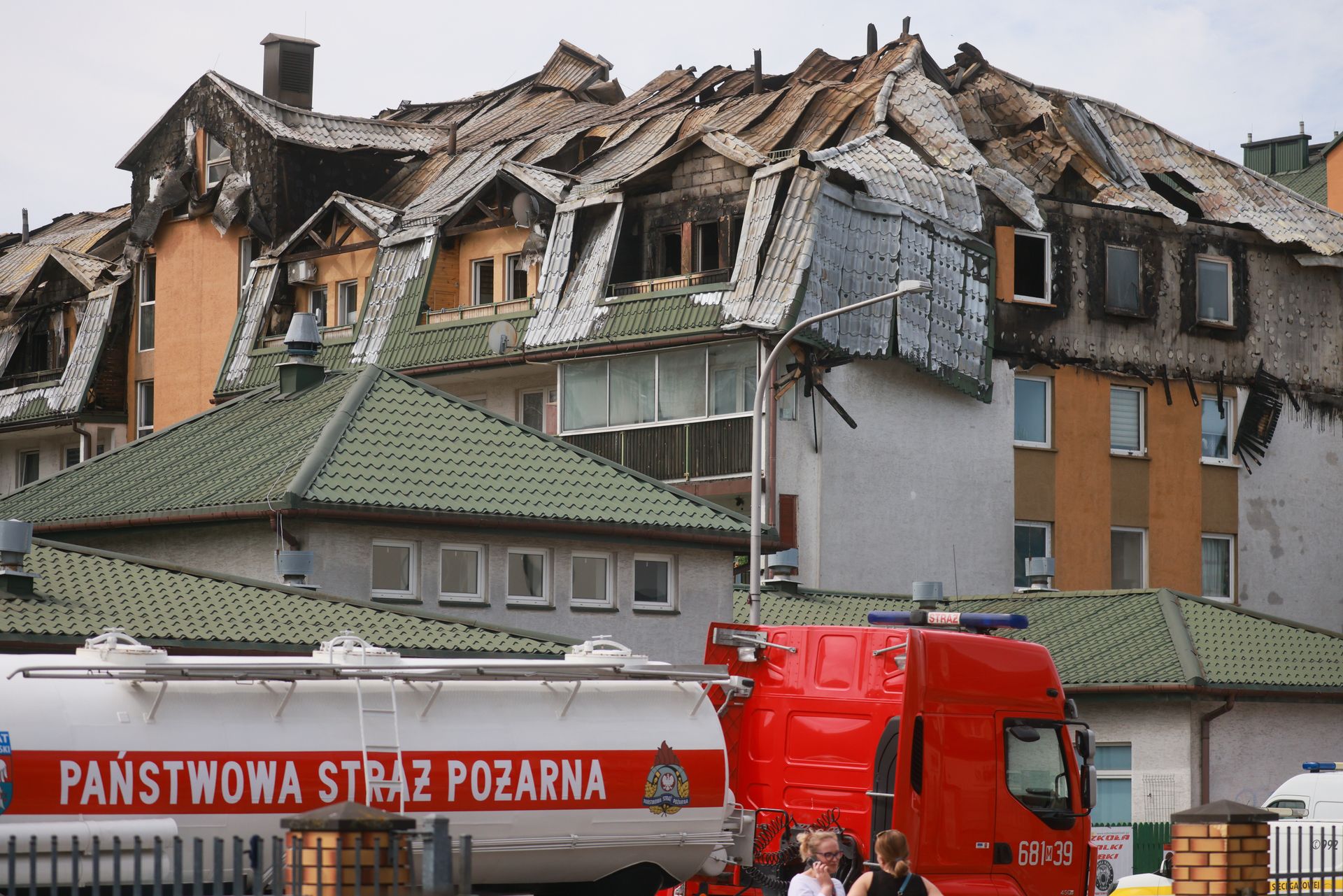 Po ar W Z bkach Dach Niezabezpieczony Ludzie Zaniepokojeni