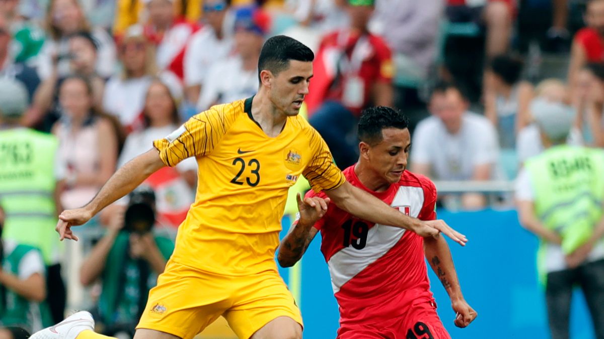 PAP/EPA / RONALD WITTEK  / Na zdjęciu: Tom Rogic (z lewej) oraz Yoshimar Yotun (z prawej)