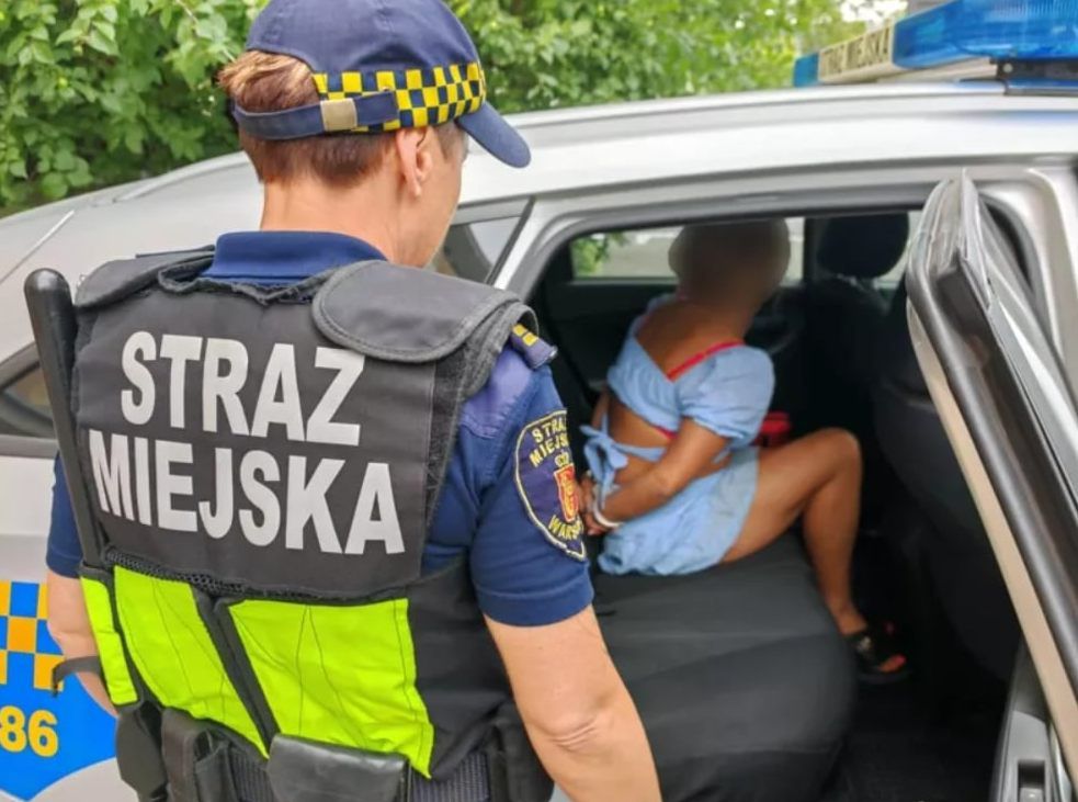 Ledwo stała, ale chciała jechać autem. Pijaną 27-latkę  powstrzymali strażnicy miejscy