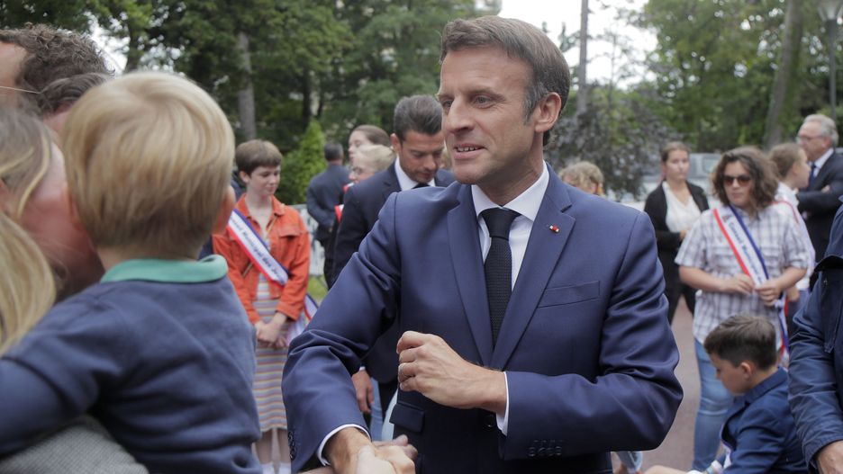 French President Emmanuel Macron cheers supporters before voting in Le Touquet, northern France, 19 June 2022. French voters are going to the polls in the final round of key parliamentary elections that will demonstrate how much legroom President Emmanuel Macron's party will be given to implement his ambitious domestic agenda. EPA/Michel Spingler / POOL MAXPPP OUT Dostawca: PAP/EPA.