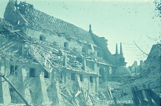 Zniszczony kościół i klasztor oo. dominikanów przy ul. Freta.