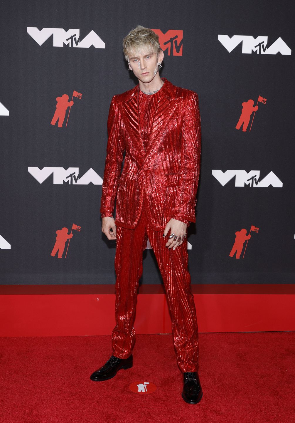Machine Gun Kelly wytatuował pół ciała na czarno