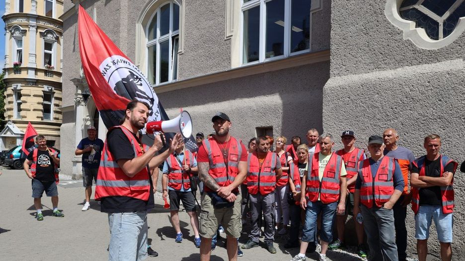 Kolejny tydzień strajku w Jeremiasie. Strajkujący poszli przed urząd miasta, zarząd: strajk jest nielegalny i nikogo nie więziono