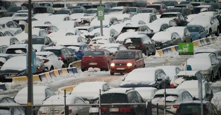 Paraliż na parkingu lotniskowym. Dyspozytor zażądał dodatkowej opłaty