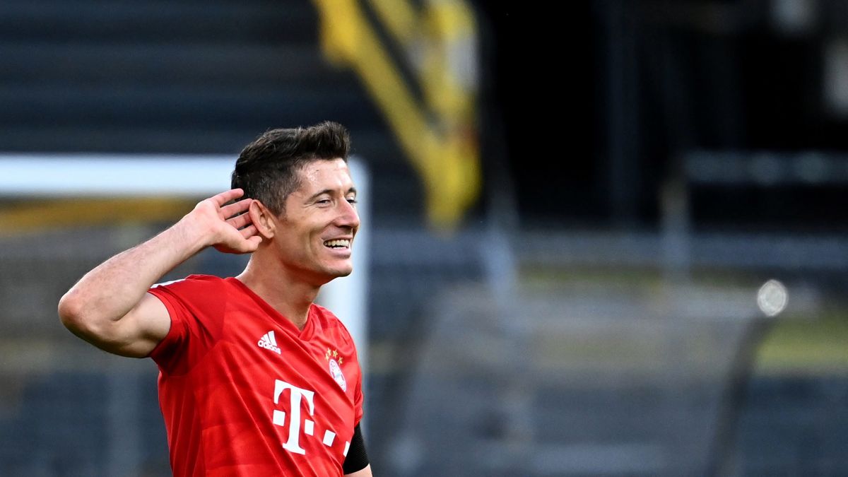 Robert Lewandowski cieszy się z gola Kimmicha w meczu Borussia Dortmund - Bayern Monachium