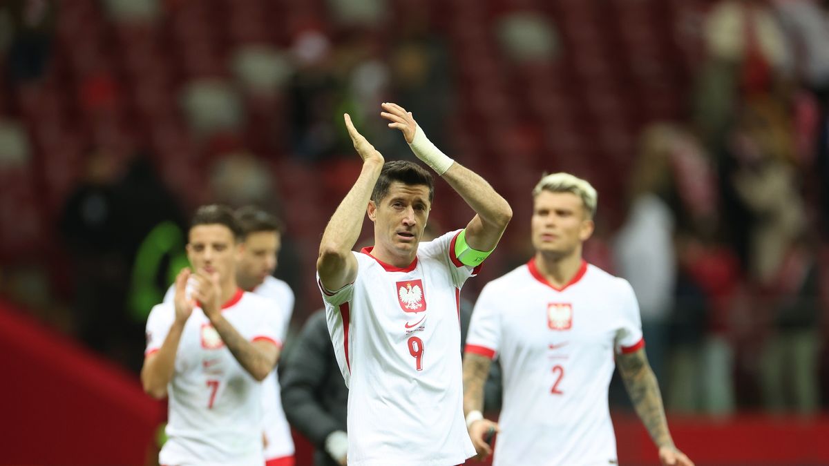 PAP / Leszek Szymański / Na zdjęciu: Na pierwszym planie Robert Lewandowski.