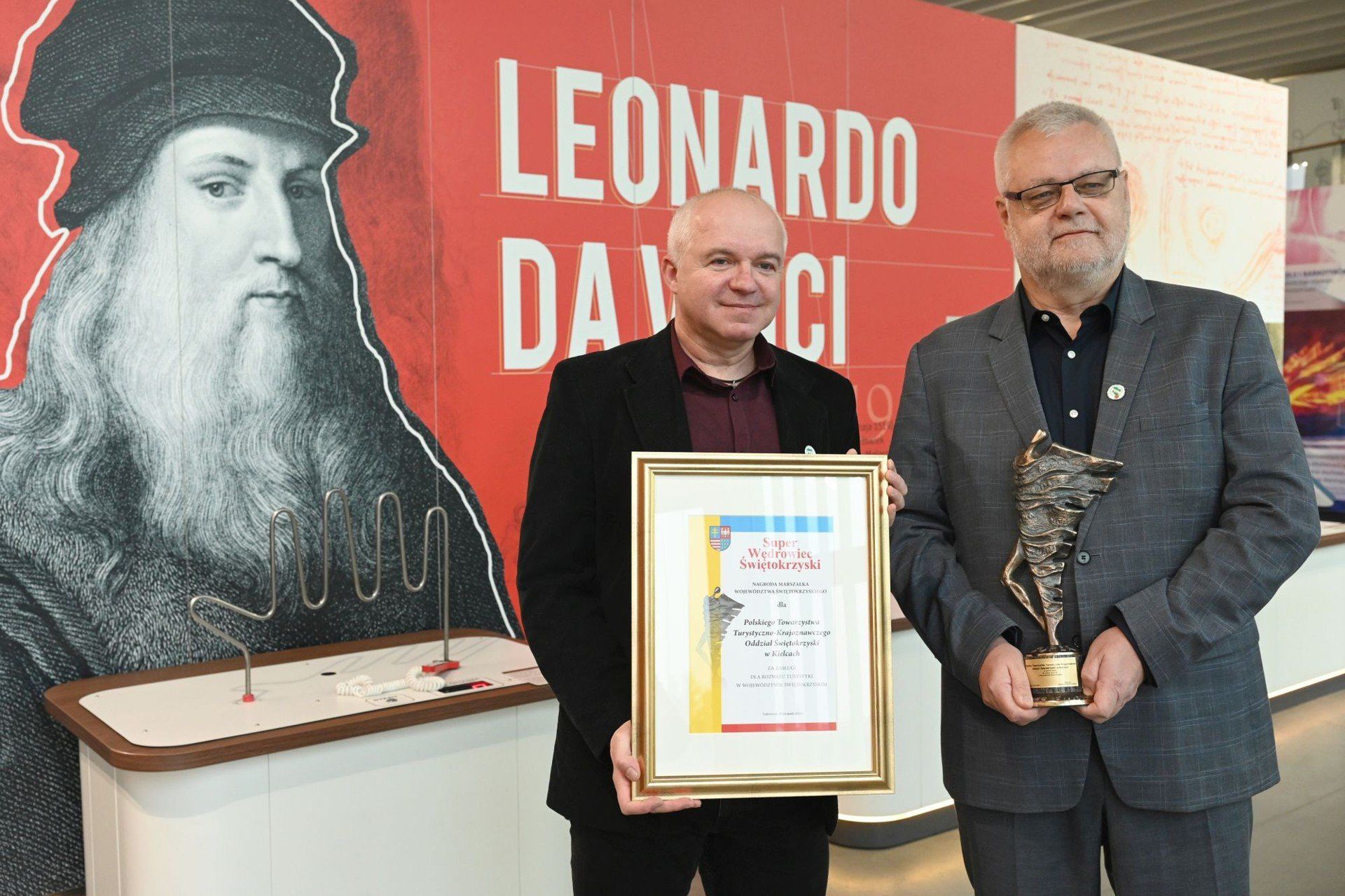Statuetka &#34;Super Wędrowca Świętokrzyskiego&#34; trafiła do Świętokrzyskiego Oddziału Polskiego Towarzystwa Turystyczno - Krajoznawczego. Na zdjęciu od lewej wiceprezes Marcin Sołtys i prezes Jacek Śniadecki.