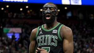Brown dał popis - 41 punktów lidera Celtics. Sochan poza grą