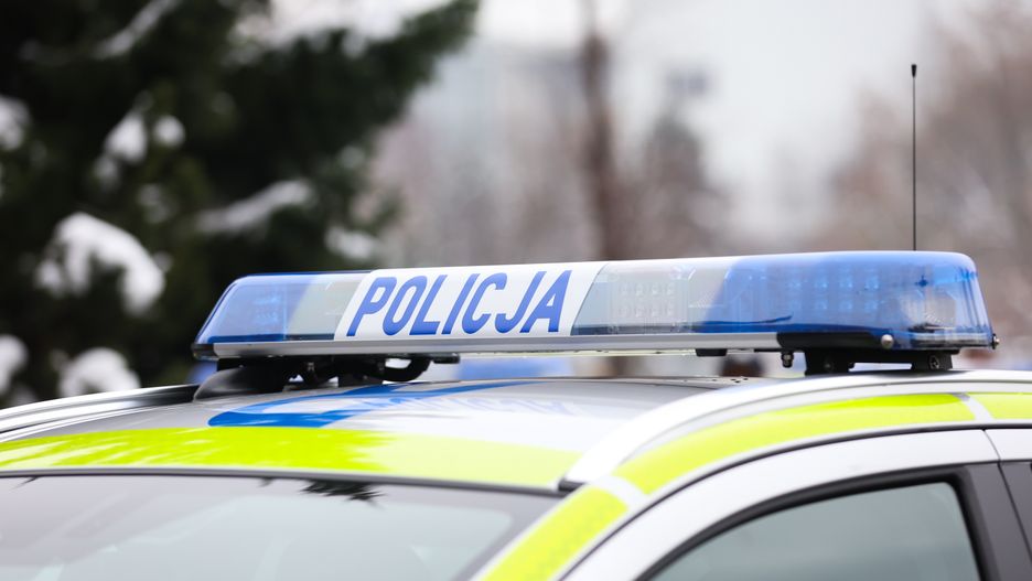 Katowice, 06.12.2023. Przekazanie radiowozów przedstawicielom jednostek policji, 6 bm. przed siedzibą Komendy Wojewódzkiej Policji w Katowicach, 6 bm. Zakup aut sfinansowany został przez śląski Urząd Marszałkowski oraz Wojewódzki Fundusz Ochrony Środowiska i Gospodarki Wodnej. (aldg) PAP/Zbigniew Meissner