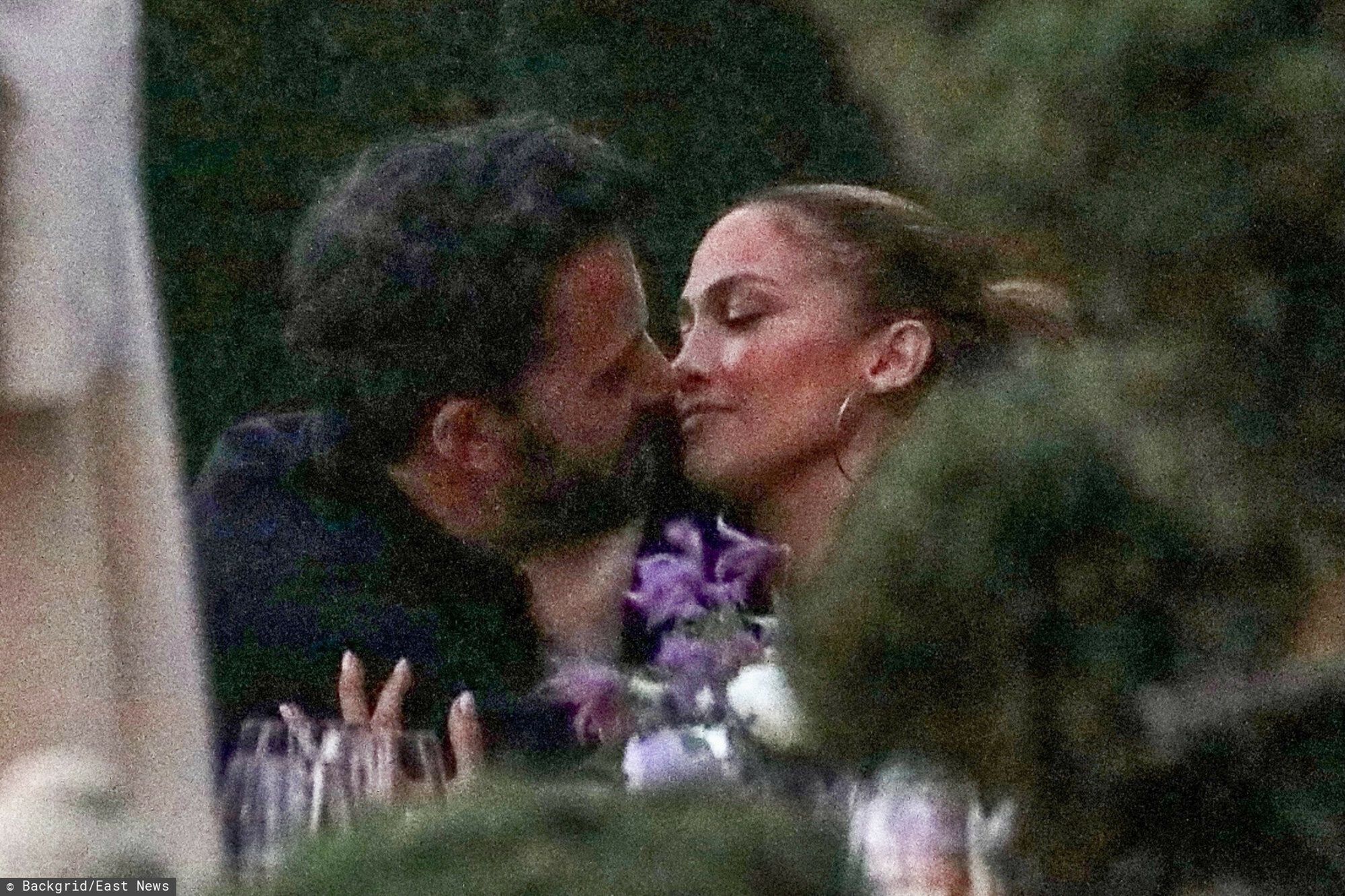 Jennifer Lopez i Ben Affleck całują się w restauracji