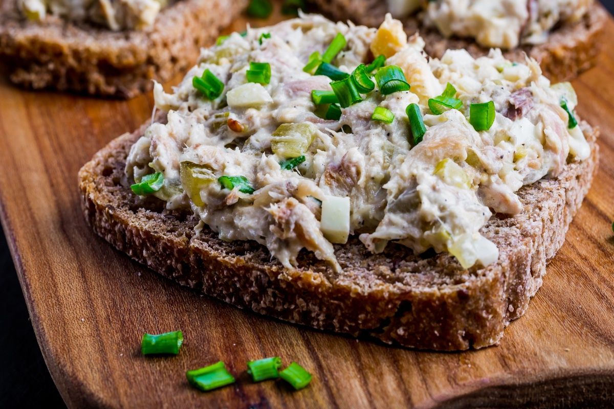 Wysokobiałkowa pasta na kanapki. Syci na długo i wspiera pracę mózgu oraz serca