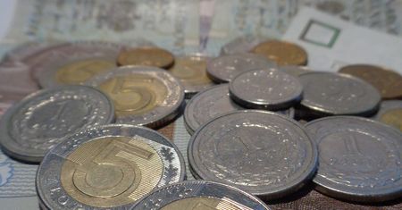 Kursy walut. Złoty korzysta na słabszym dolarze