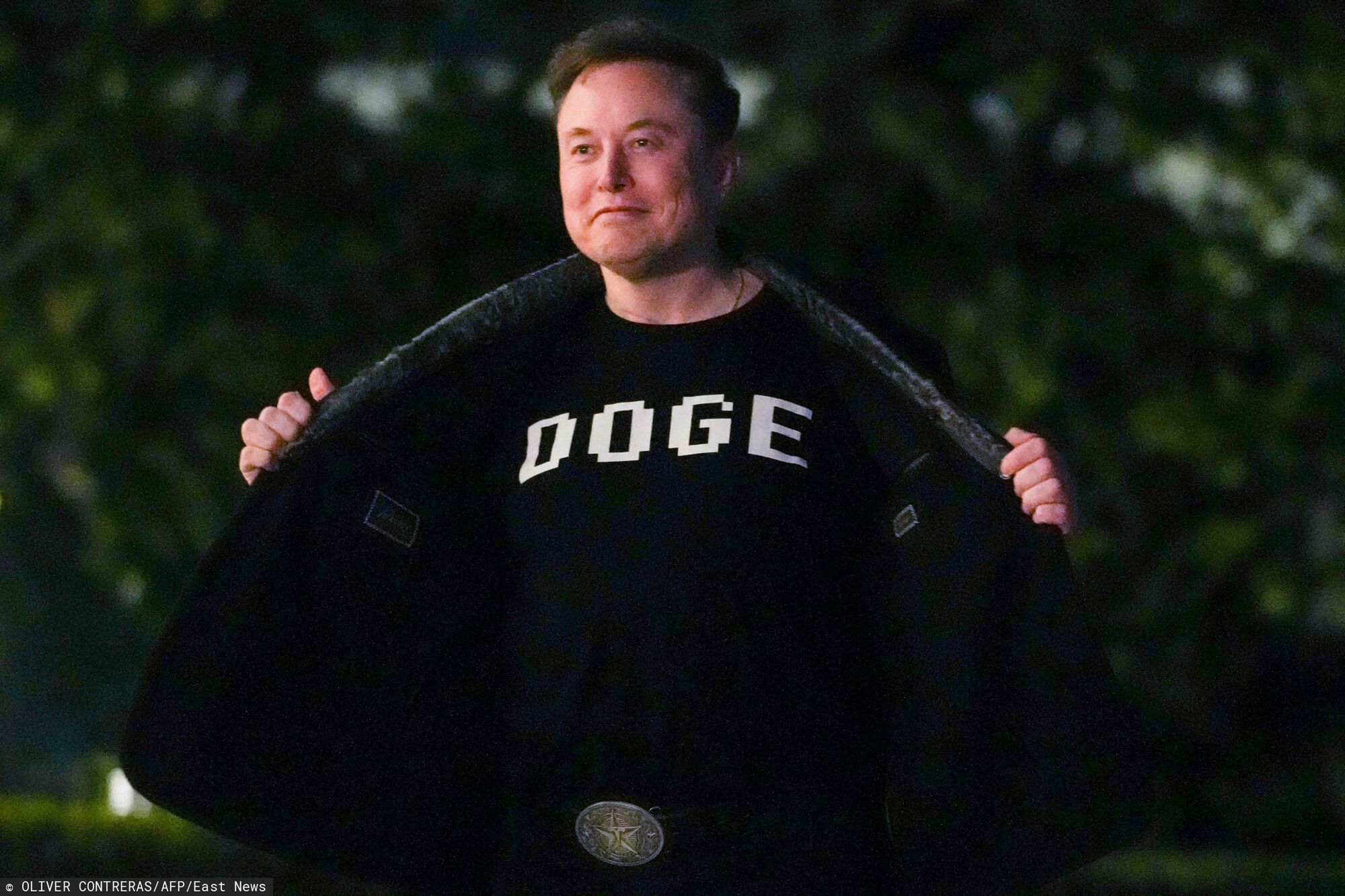 Archiwum zagraniczne East News 2025-03
Elon Musk shows off a shirt that says "DOGE" as he walks on the South Lawn of the white House after stepping off Marine One upon arrival to the White House in Washington, DC on March 9, 2025. (Photo by Oliver Contreras / AFP)
OLIVER CONTRERAS