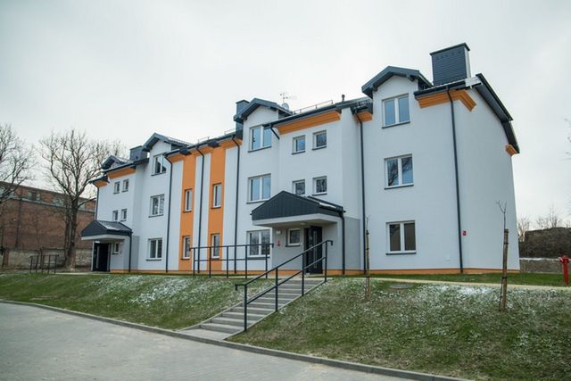 Przy Parkowej 2B wręczono pierwsze klucze do mieszkań. Nowoczesny blok socjalny [Foto]