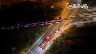 Groźne zderzenie z kolejką WKD. Auto dostawcze wjechało pod pociąg