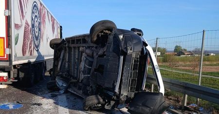 Ciężarówka wjechała w radiowóz i pojazd służb drogowych na S17. Trasa w kierunku Warszawy zablokowana