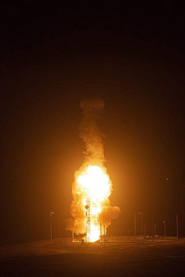 Odpalenie strategicznego pocisku balistycznego Minuteman III z bazy Vandenberg. Amerykanie co pewien czas wystrzeliwują nieuzbrojone pociski międzykontynentalne w celu praktycznego upewnienia się, że system broni jądrowej jest bezpieczny i sprawny.