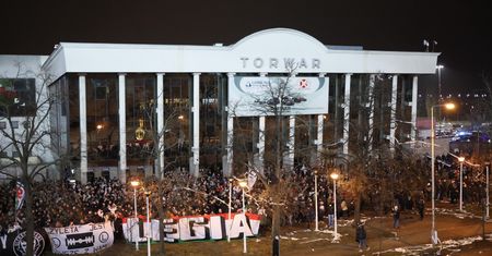 Tłumy pod stadionem Legii. Kibice protestowali przeciw obostrzeniom