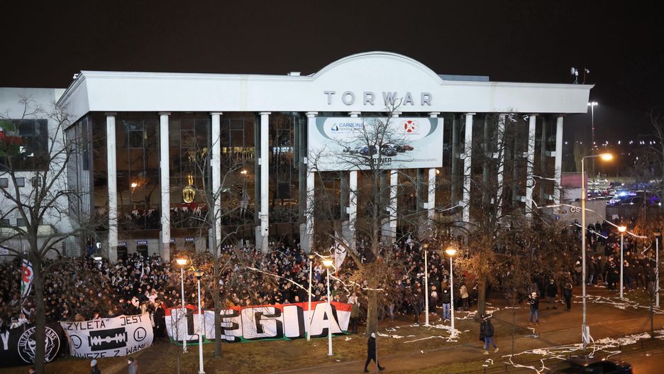 Protest kibiców Legii pod stadionem