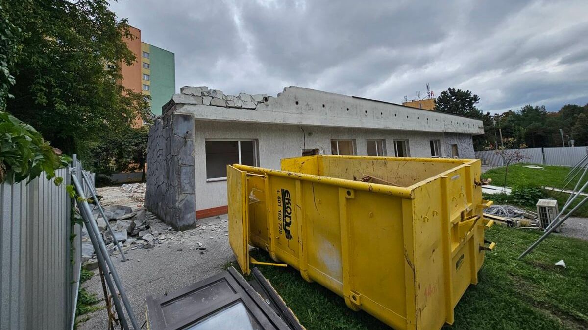 Wyburzanie starego komisariatu policji przy ul. Walecznych w Lublinie