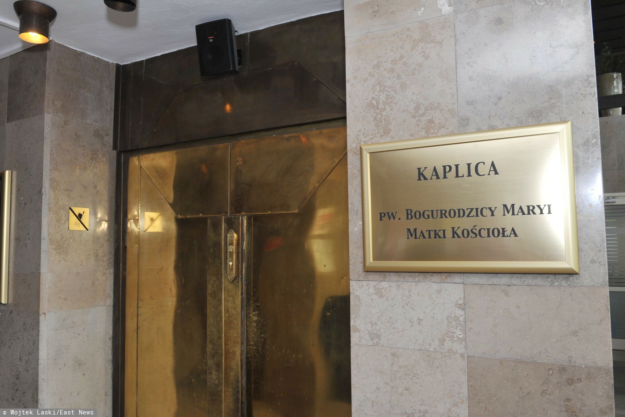 Drzwi kaplicy pod wezwaniem Bogurodzicy Maryi Matki Kościoła w Nowym Domu Poselskim