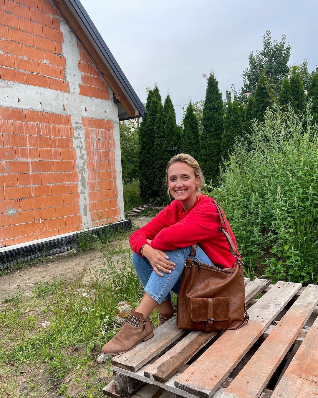 Anna Gzyra na placu budowy nowego domu