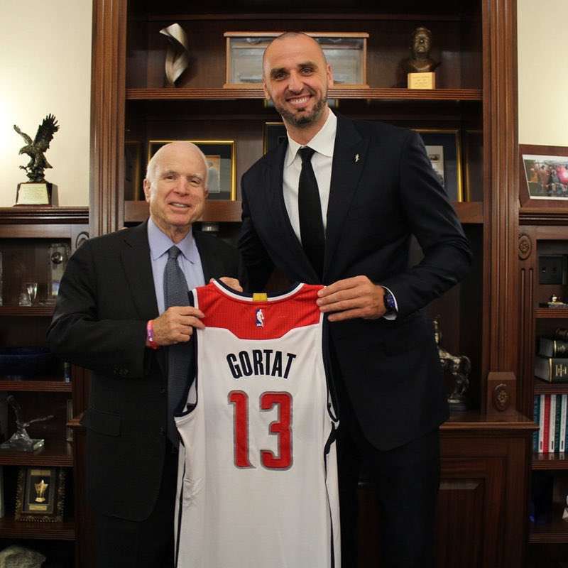 Marcin Gortat i senator John McCain