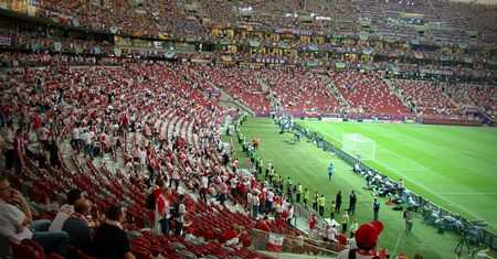 Koronawirus w Polsce. Kolejne poluzowania obostrzeń i więcej kibiców na stadionach