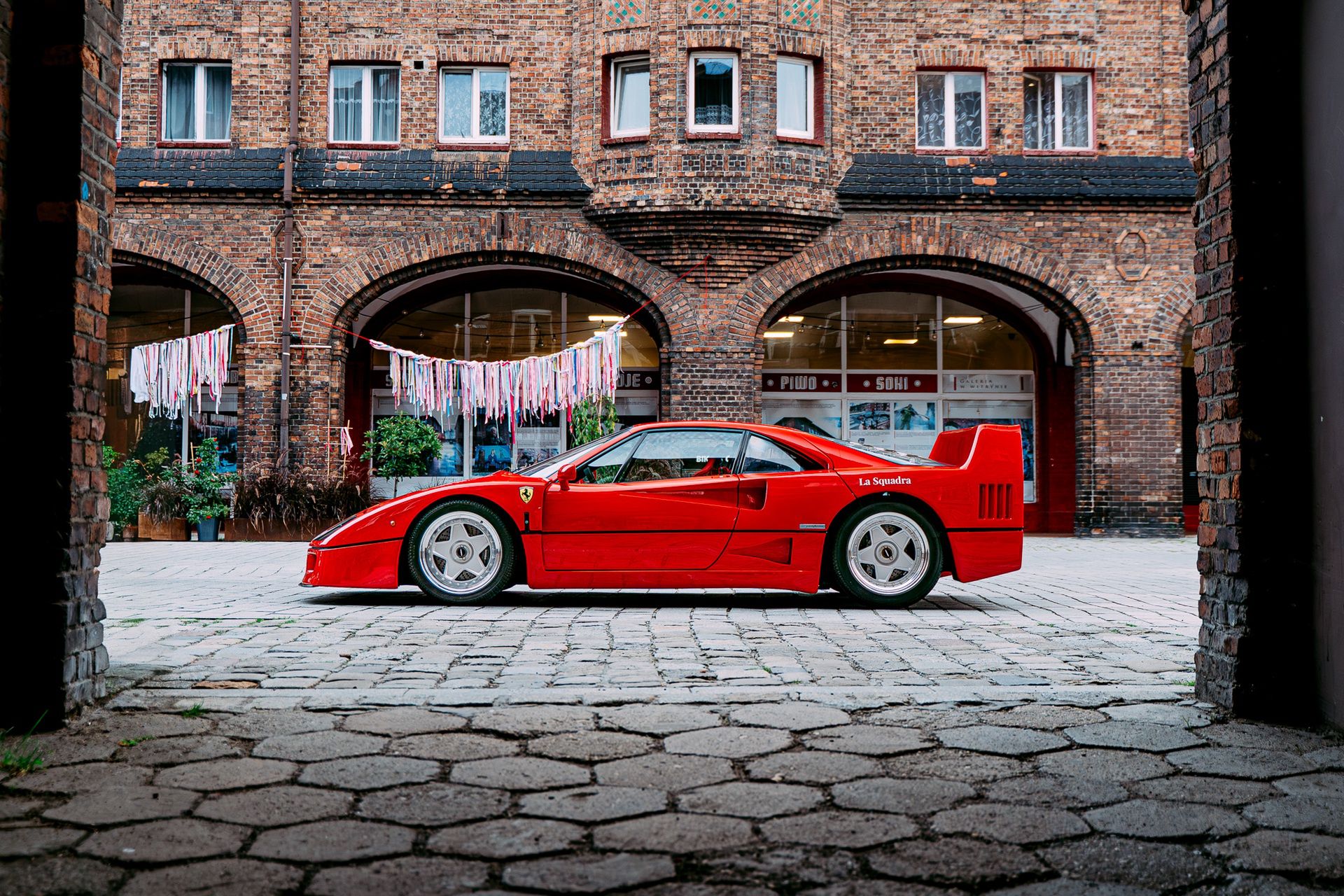 Ferrari F40 w Ferrari Katowice (1990)