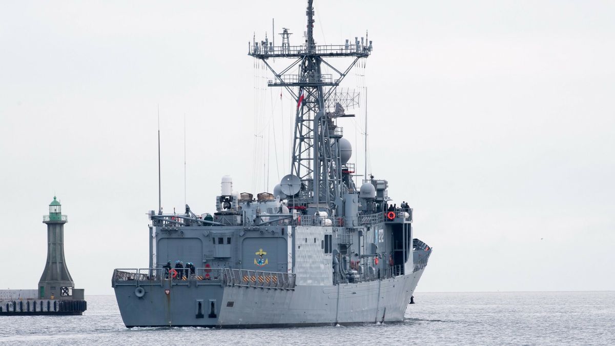 Gdynia. Port wojenny fregata rakietowa ORP Gen K Pulaski 272 wychodzi w morze