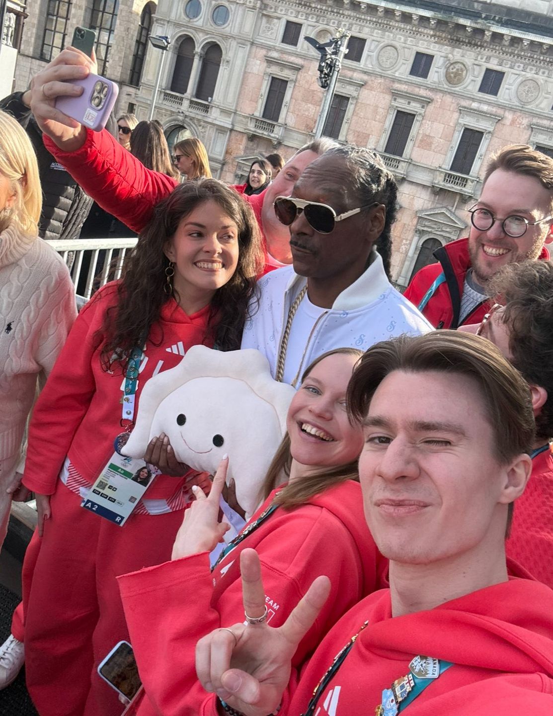 Snoop Dogg pozuje z polskim pierogiem