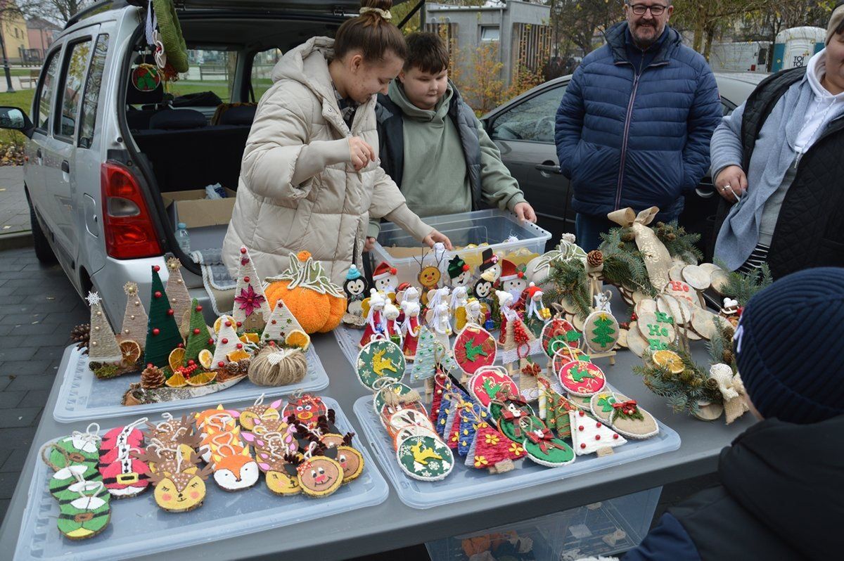 Na targu można już było kupić świąteczne ozdoby. 