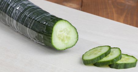 Niektóre ogórki są pakowane w folię. Gdy poznasz powód, będziesz zdumiony