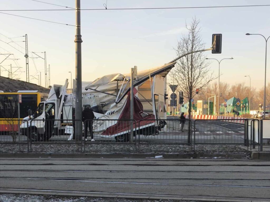 Kierowca auta dostawczego zahaczył o wiadukt na Targowej. Całkowicie zniszczył skrzynię ładunkową