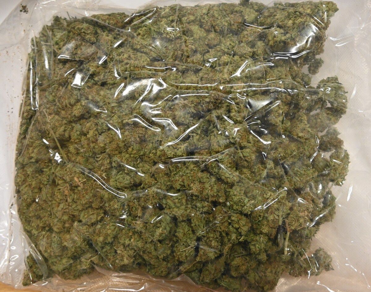 30-latek z prawie 1,5 kg narkotyków wpadł w ręce policji. Amfetamina, marihuana i morfina w mieszkaniu i aucie
