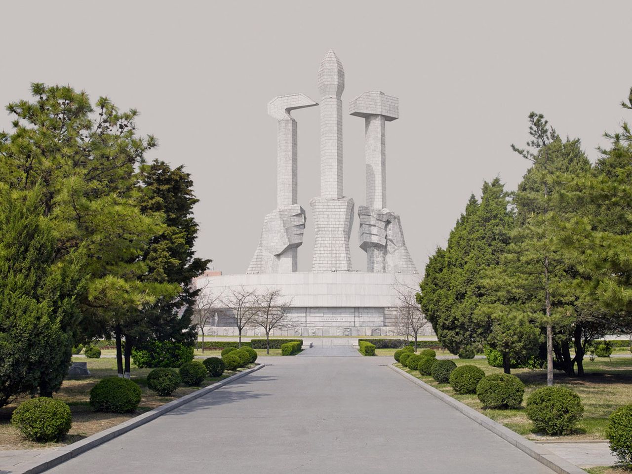 3-milionowe miasto duchów, czyli Pjongjang w obiektywie Eddo Hartmanna