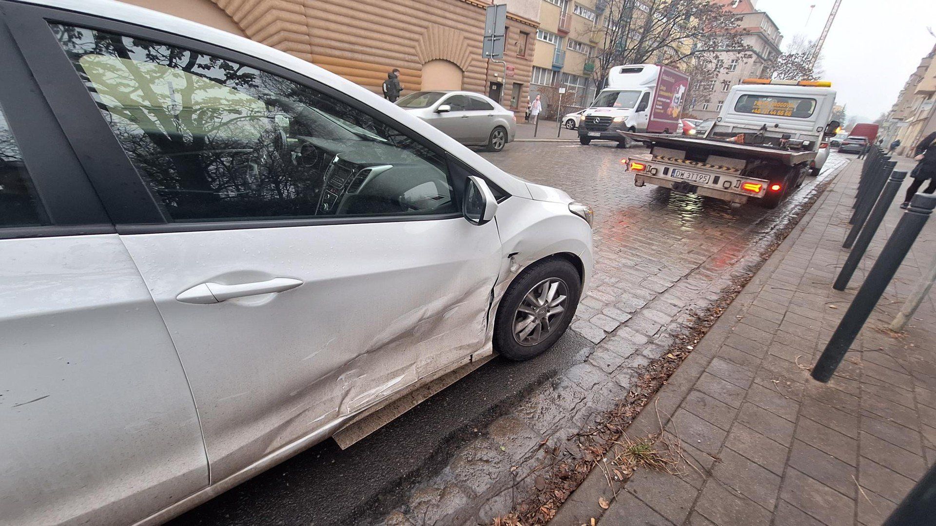 Wypadek w centrum Wrocławia. Elektryczna tesla zderzyła się w hyundaiem 1.12.2025
