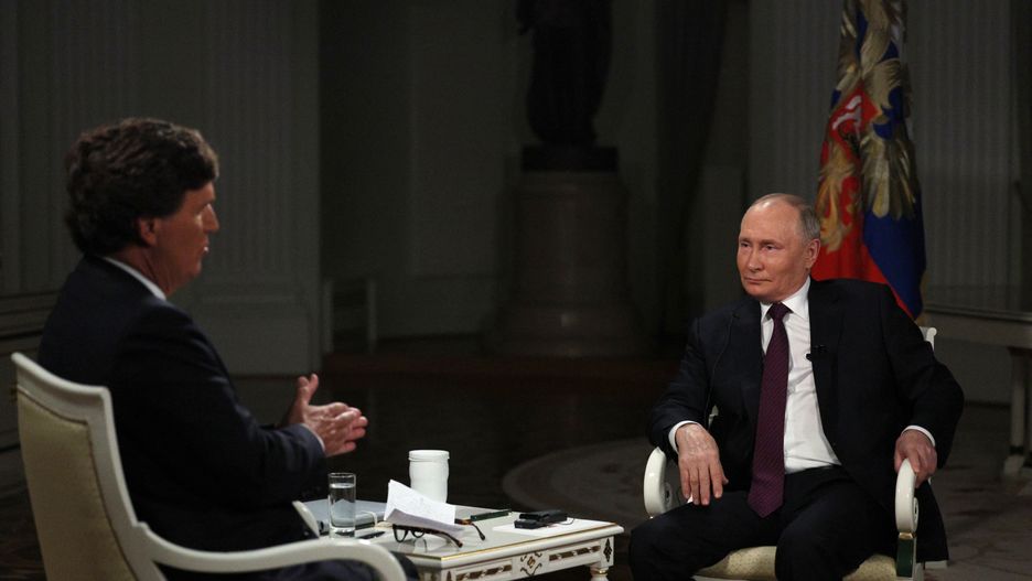 Prezydent Rosji Władimir Putin i dziennikarz Tucker Carlson