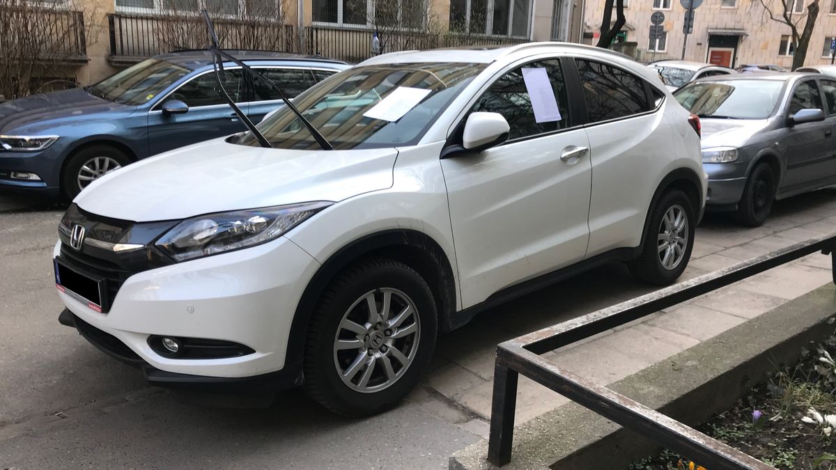 Na właściciela białej hondy czekała niemiła niespodzianka.