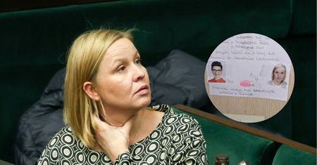 Posłanka KO pokazuje kartkę. Mieli jej nie wpuszczać do budynku
