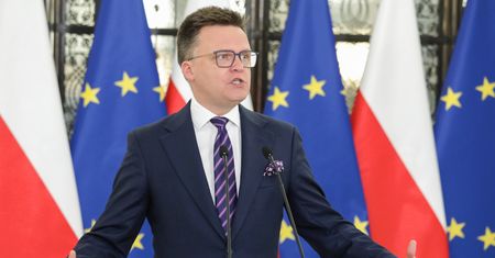 Hołownia skomentował paski w telewizji Republika. "Kocham was"
