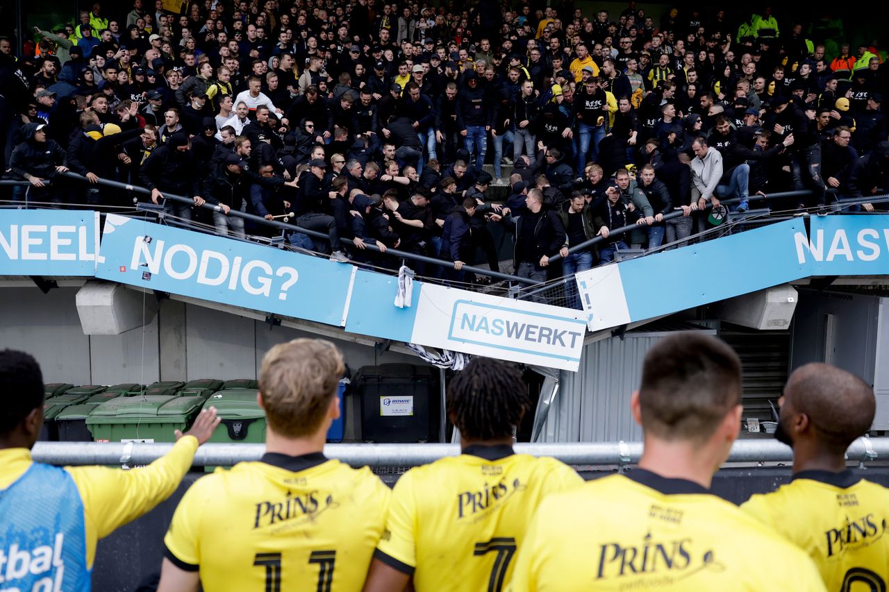 Holandia. Zawaliła się część trybun. Kibiców uratował... kontener