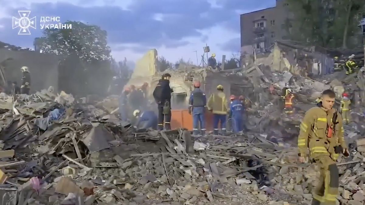 Ukraińskie służby pracują na gruzach domów zbombardowanych przez