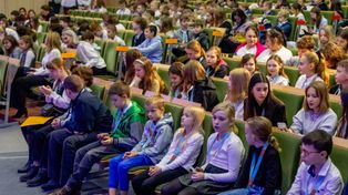 Podlaski Uniwersytet Dziecięcy 2025/2026. Uroczysta inauguracja w Auli Wydziału Elektrycznego Politechniki Białostockiej. Po raz siedemnasty