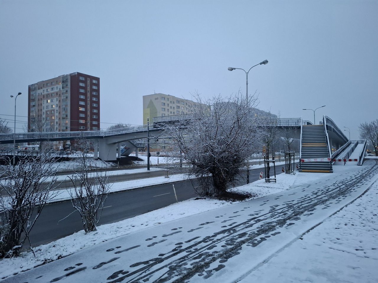 Retkinia: Kiedy mieszkańcy będą mogli korzystać z nowych kładek nad aleją Wyszyńskiego? Na jakim etapie są roboty?