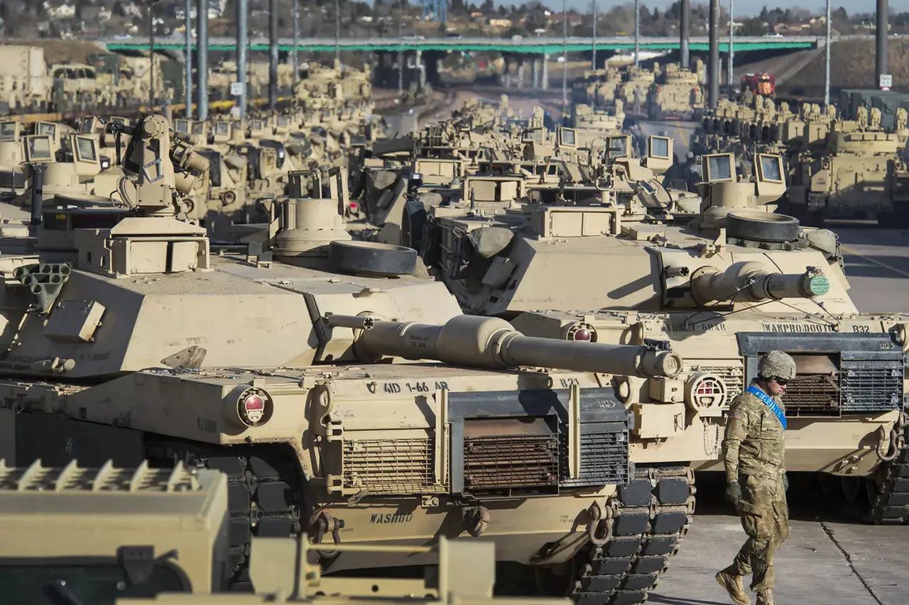 Żołnierz przechodzący obok linii czołgów M1 Abrams